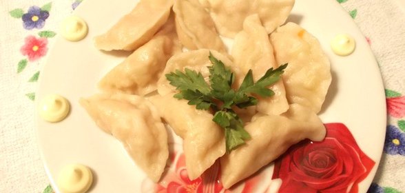 Картофельные вареники с морковью и луком