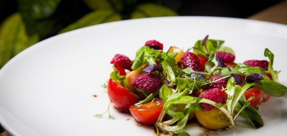 Салат из трех видов томатов и свежей малины