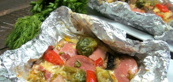 Сардельки с овощами в фольге