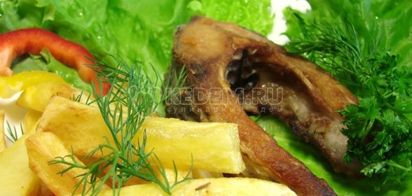 Сазан жареный с картофелем фри и листьями салата