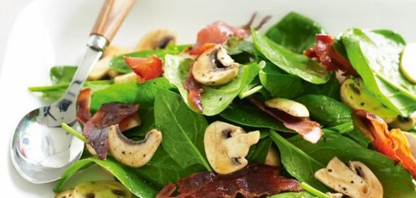 Салат с грибами, шпинатом и беконом