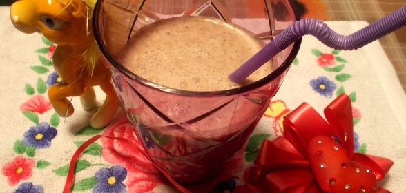 Молочный коктейль с шоколадом и яблоком