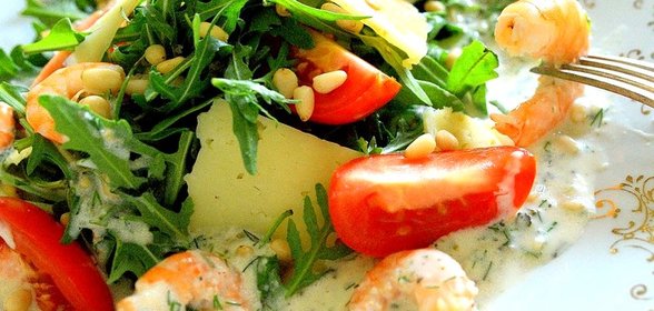 Теплый салат с креветками под соусом дор-блю