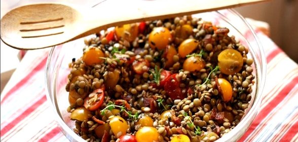 Салат из чечевицы с помидорами
