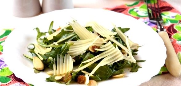 Салат с рукколой, миндалём и изюмом