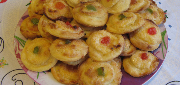 Теплый салат с рисом, кукурузой и креветками