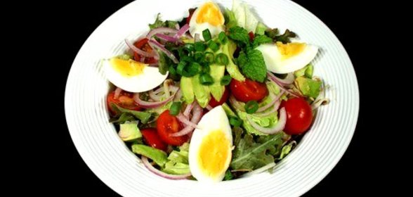 Салат из авокадо и яиц