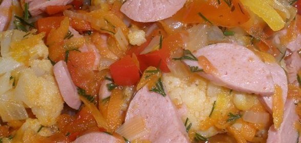 Овощное рагу с сосисками
