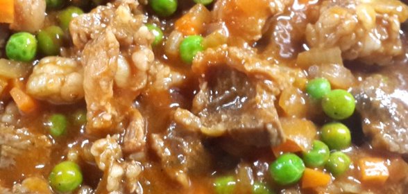 Гуляш из индейки с зеленым горошком