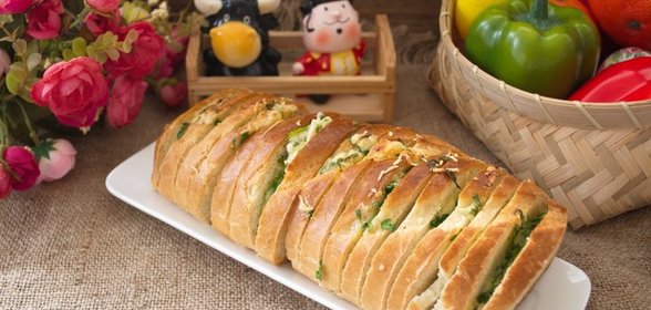 Батон с сыром и зеленью
