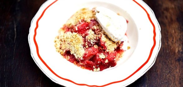 Безглютеновый крамбл с ревенем и клубникой