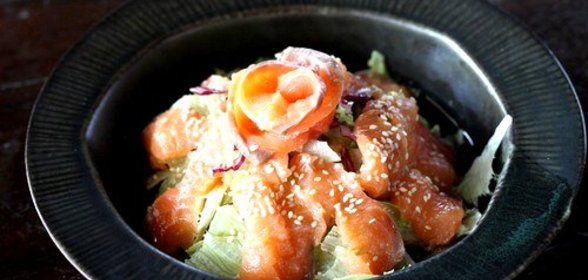 Зеленый салат с копченой форелью, каперсами и заправкой из хрена