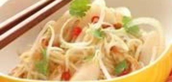 Тайский салат с курицей и грушей