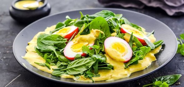 Салат с маринованными яйцами с карри-йогуртом