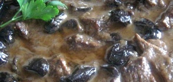 Говядина, тушеная с черносливом