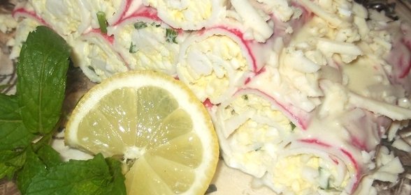 Салат Монастырская изба из крабовых палочек.