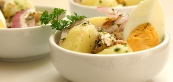 Мясной салат с маринованным луком