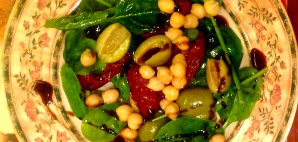 Салат со шпинатом, вялеными помидорами и нутом