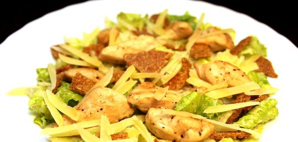 Диетический салат «Цезарь» с йогуртово-горчичной заправкой