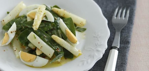 Салат из спаржи и молодого горошка