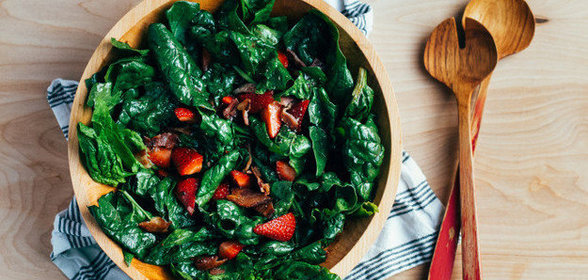 Салат из клубники и шпината