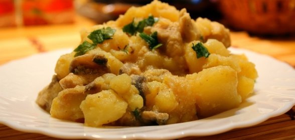 Картофель тушеный с курицей и шампиньонами