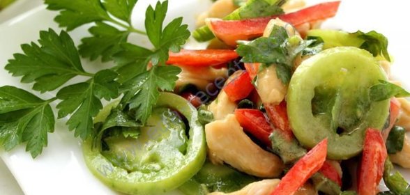 Салат из зеленых помидоров с курицей и болгарским перцем