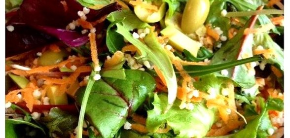 Теплый салат с рукколой и оливками