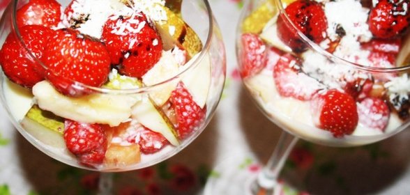 Фруктово-ягодный салат Летний день со сметанно-медовой заправкой