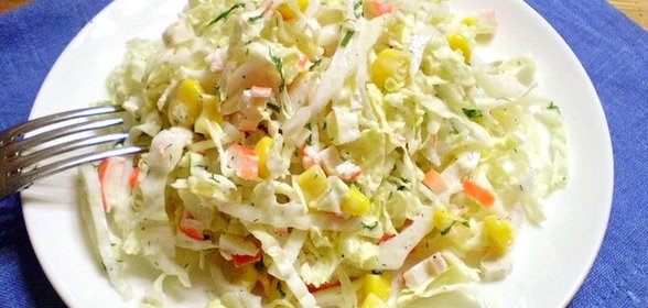 Салат с крабовыми палочками и кукурузой