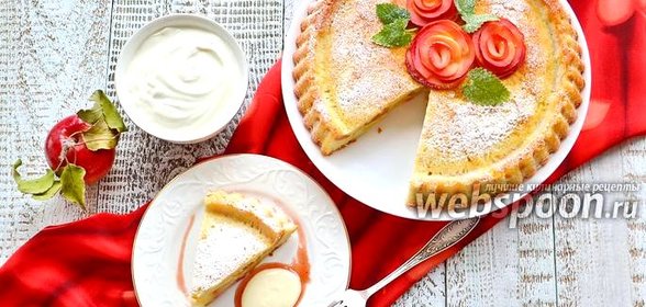 Шарлотка с яблоками и сметанным соусом