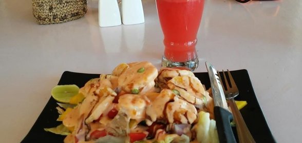 Солнечный салат с креветками и мандарином