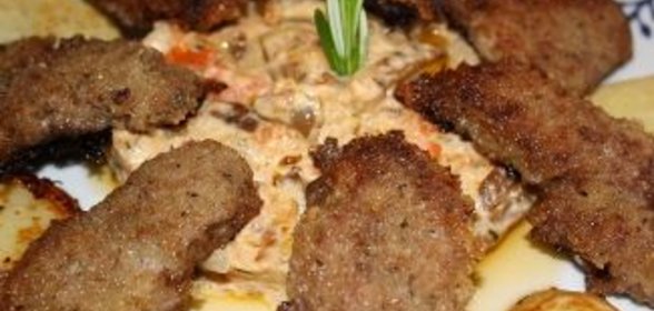 Утиная грудка с грибным рагу и картофелем