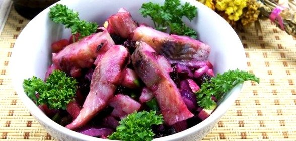 Свекольный салат с сельдью и горошком