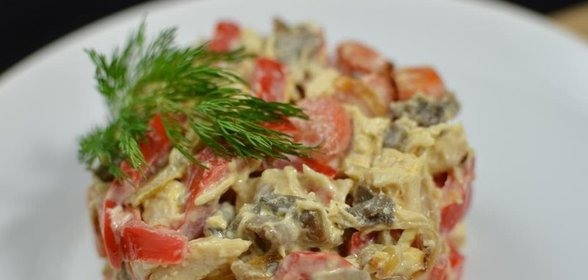 Салат с курицей и маринованными грибами