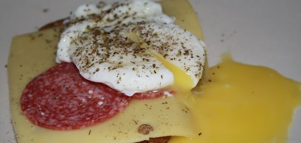Яйца Бенедикт с салями и сыром Гауда