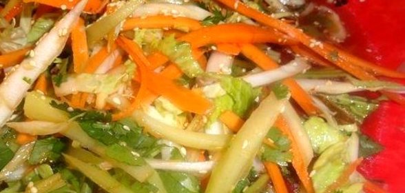 Салат овощной микс с азиатской заправкой