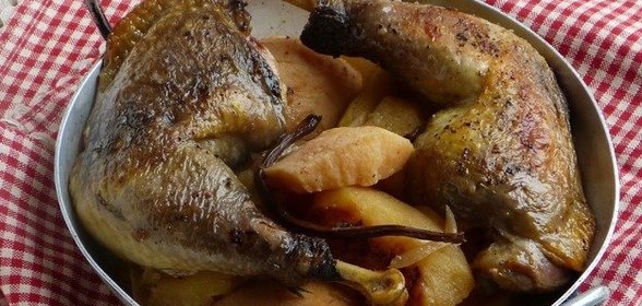 Куриные ножки с айвой и яблоками