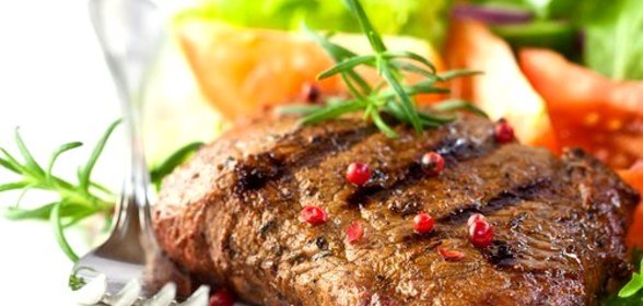 Маринованные в красном вине и розмарине говяжьи стейки