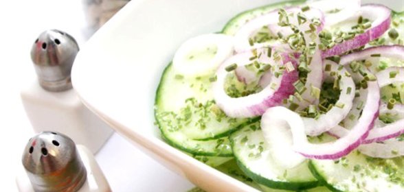 Огуречный салат с красным луком, укропом и сметаной по‑гречески