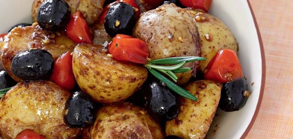 Теплый салат из картофеля и помидоров черри