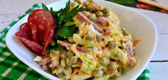 Салат из молодой капусты с копченой колбасой и горошком