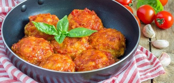 Рыбные котлеты в томатном соусе с базиликом