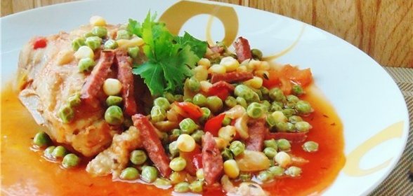 Курица тушеная с зеленым горошком и кукурузой в испанском стиле