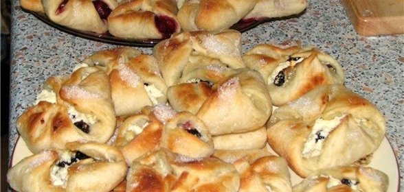 Конвертики с черной смородиной, бананом и маскарпоне