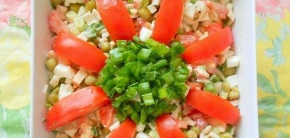 Салат крабовый с помидорами и зеленым горошком