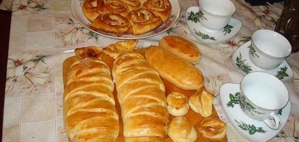 Пирог рыба и розочки