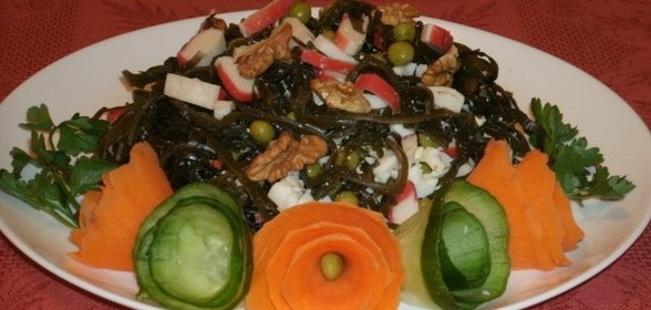 Салат из морской капусты с грецкими орехами