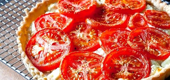 Пирог с творожной начинкой и помидорами