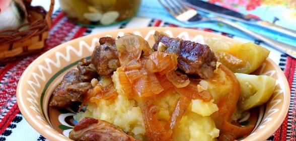 Свиные рёбрышки с луком в сковороде